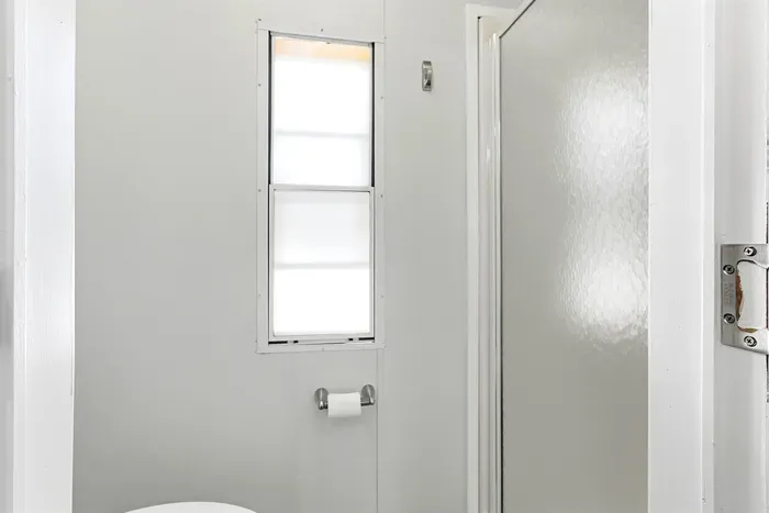 Fresh, well-ventilated bathroom.