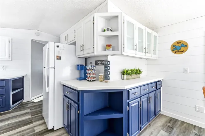 Well-equipped kitchen with plenty of storage in the upper and lower cabinets.