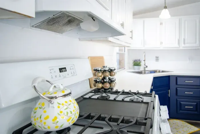 Cook with ease using the stove and provided condiments.