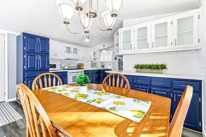 Well-appointed kitchen with a dining table, combining functionality and comfort for every meal.