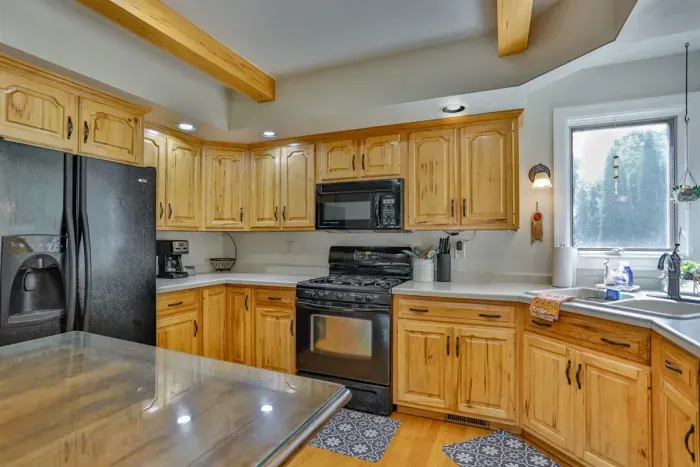 Sleek and functional – everything you need to whip up a delicious mealKitchenStainless refrigeratorstoveCoffee makerKitchenette Oven