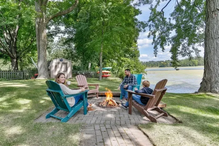 Unwind with your favorite people by the fire — just steps from the water. Whether you're sipping coffee in the morning or sharing stories at sunset, this shared outdoor space is made or you!