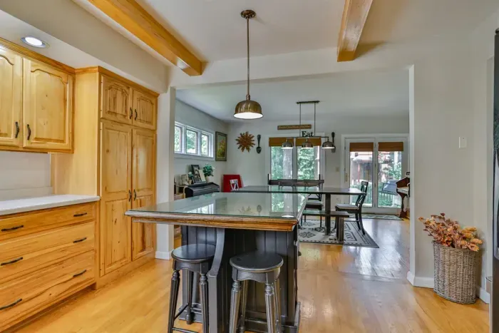 Sleek and functional – everything you need to whip up a delicious mealKitchenStainless refrigeratorstoveCoffee makerKitchenette Oven