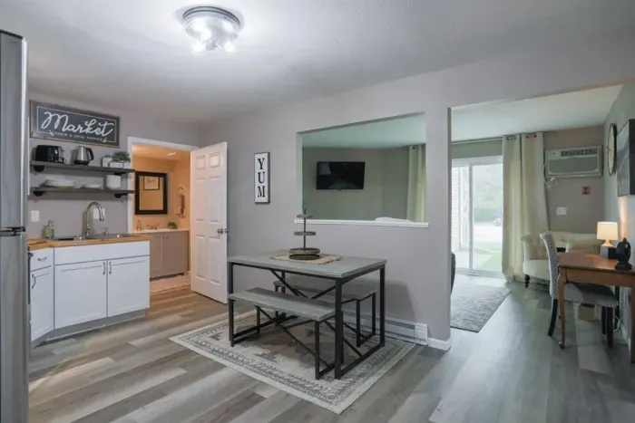 Sleek and functional – everything you need to whip up a delicious mealKitchenStainless refrigeratorstoveCoffee makerKitchenette OvenEating area