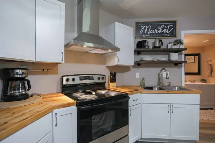 Sleek and functional – everything you need to whip up a delicious mealKitchenStainless refrigeratorstoveCoffee makerKitchenette Oven