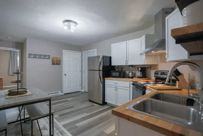 Sleek and functional – everything you need to whip up a delicious mealKitchenStainless refrigeratorstoveCoffee makerKitchenette Oven