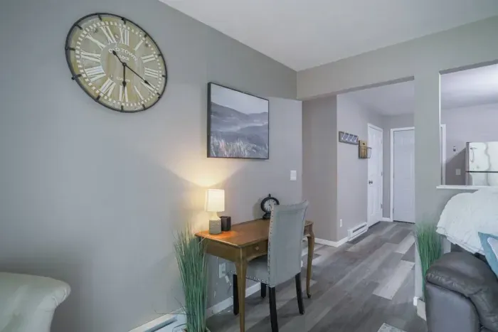 Chic and comfortable – unwind in this stylish living space after a day of exploring.Work deskHome officework space