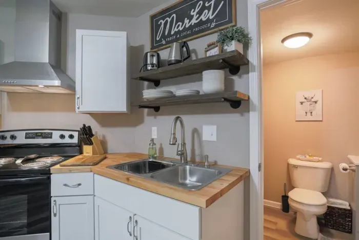 Sleek and functional – everything you need to whip up a delicious mealKitchenStainless refrigeratorstoveCoffee makerKitchenette OvenKettle Blender