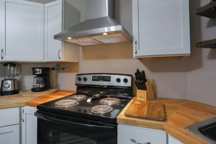 Sleek and functional – everything you need to whip up a delicious mealKitchenStainless refrigeratorstoveCoffee makerKitchenette OvenKettle Blender