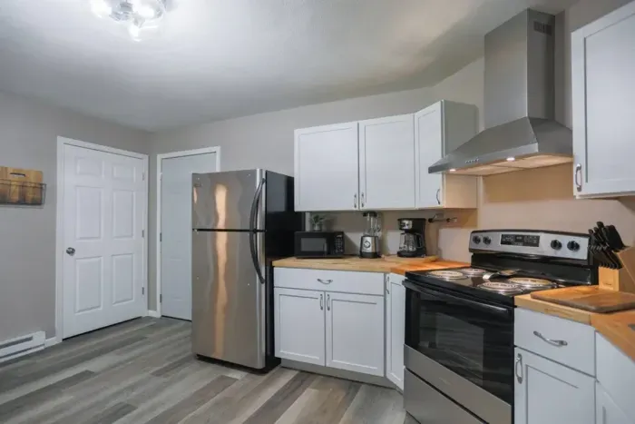 Sleek and functional – everything you need to whip up a delicious mealKitchenStainless refrigeratorstoveCoffee makerKitchenette OvenKettle Blender