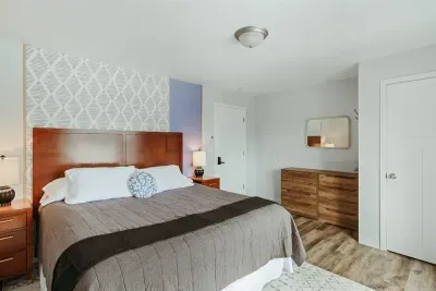 Washington Manor Room #9