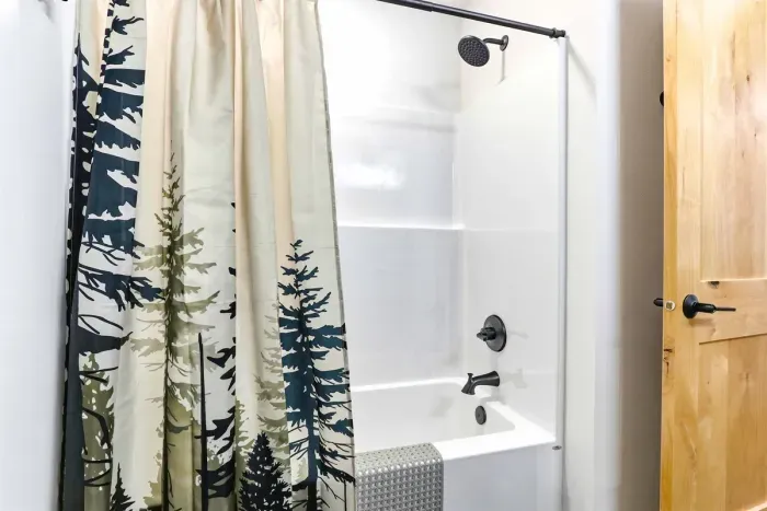 Fresh and Inviting Bathroom for a Comfortable Stay