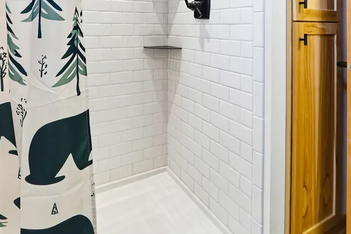 Fresh and Inviting Bathroom for a Comfortable Stay