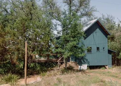 The Sycamore Treehouse - Exterior from Parking area