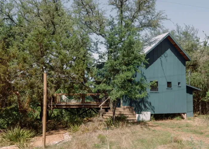 The Sycamore Treehouse - Exterior from Parking area