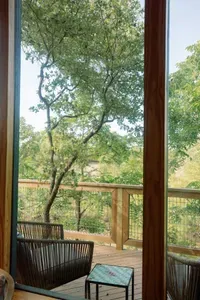 The Sycamore Treehouse - Deck overlooks Creek