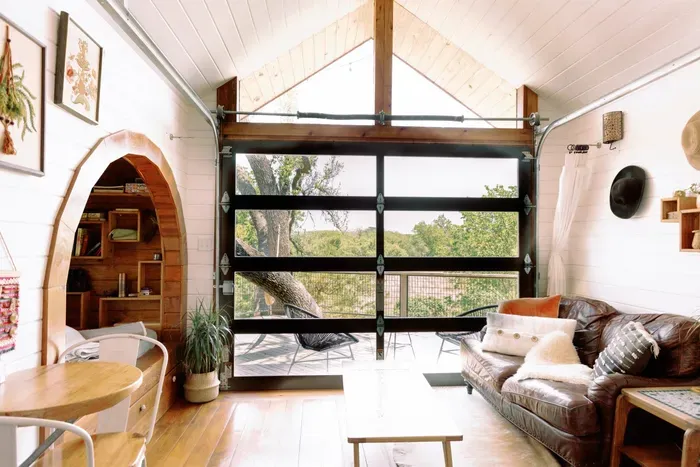 The Live Oak Treehouse - Living Room