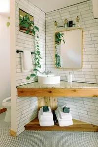 Acorn Treehouse Bathroom