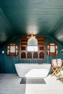 Upper Deck Outdoor Tub - Treehouse No. 11