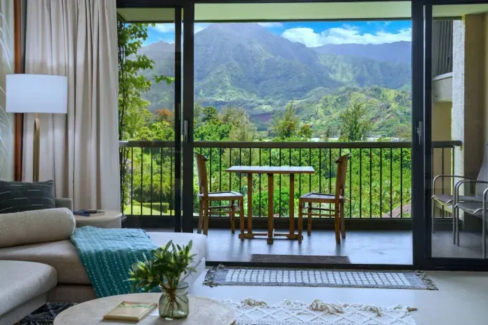 ☀️ Morning coffee, mountain view. Begin the day on your private lanai overlooking Hanalei’s lush ridges and waterfalls.