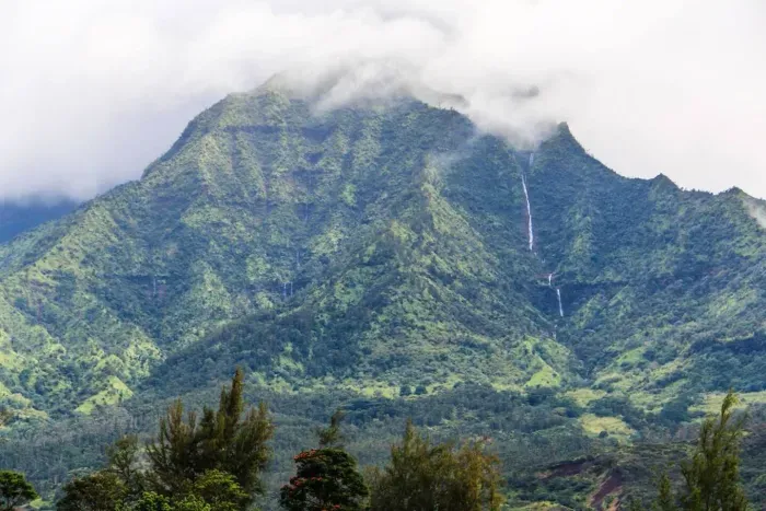 The majestic Makana mountain with ever-changing waterfalls, a truly breathtaking sight ! 