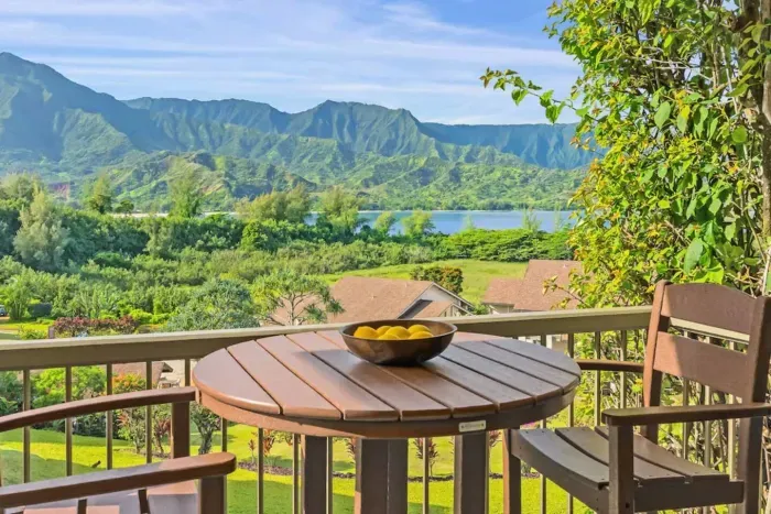Wake up to the sound of the ocean and a view of the majestic Makana mountains!