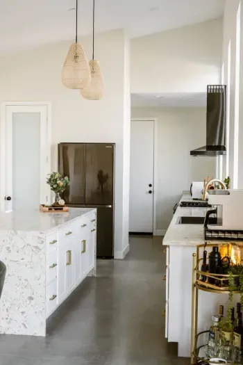 ☀️ Desert mornings redefined. Wake up to sunlight and style in this luxury Joshua Tree stay—a fully equipped chef’s kitchen designed for slow breakfasts and connection.