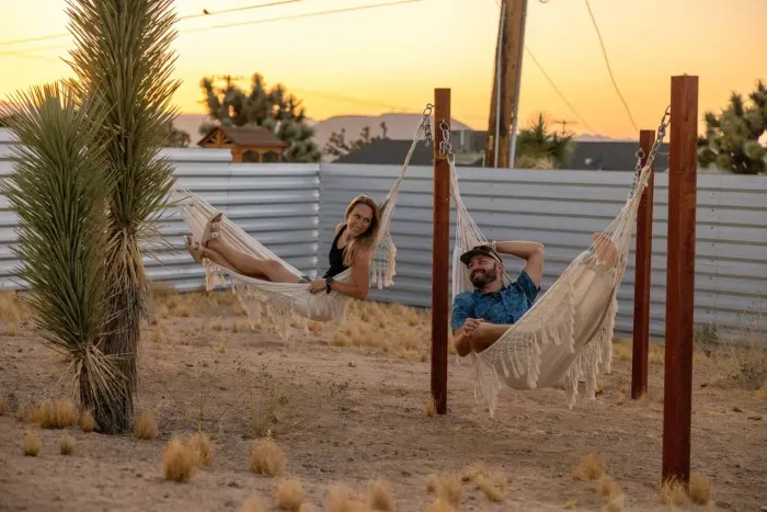 ️ Slow days, desert haze. Swing under the sunset in your private Joshua Tree getaway, surrounded by calm and desert light.