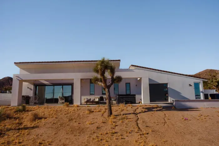 Architectural lines, open desert skies. Your modern Joshua Tree retreat—where simplicity, landscape, and luxury blend effortlessly.