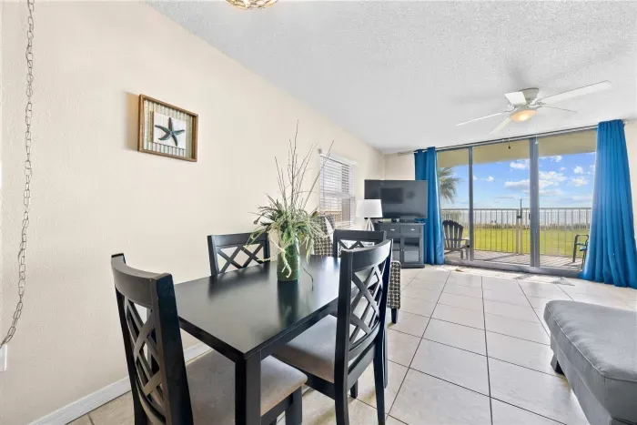 Dining area with seating for 4