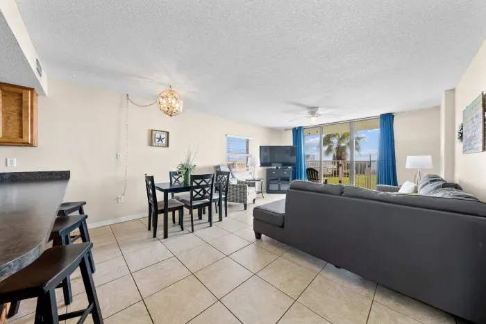 Breakfast bar with seating for 3