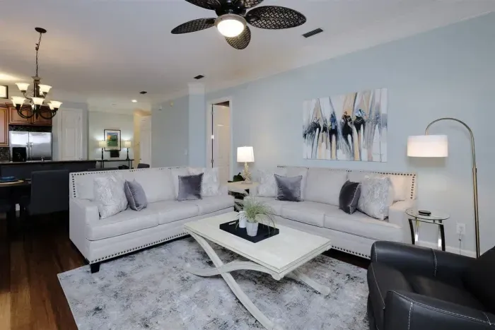 008 104A 200 Peninsula Blvd 10522