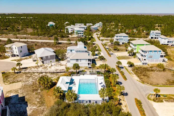 Zero entry community pool