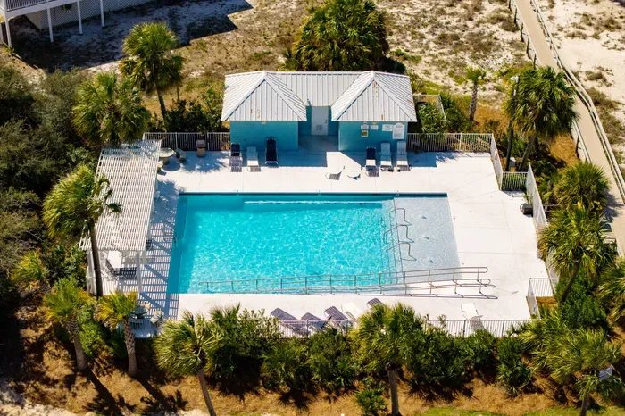 Zero entry community pool