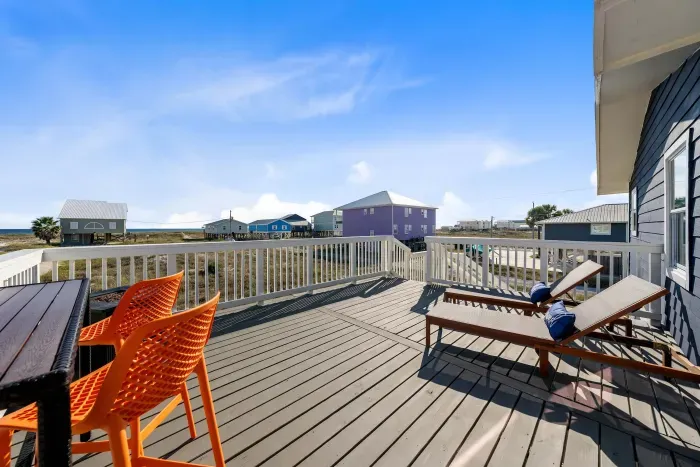 From sun-soaked afternoons on the loungers to s’mores by the fire pit at night, the back sun deck is your all-day Gulf retreat.