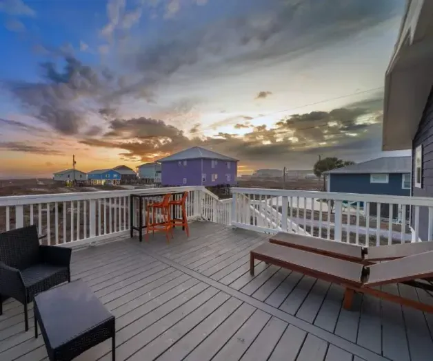 From sun-soaked afternoons on the loungers to s’mores by the fire pit at night, the back sun deck is your all-day Gulf retreat.