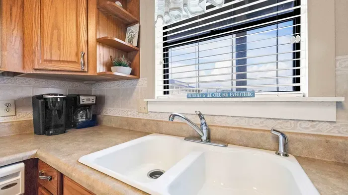 Both a traditional drip and one cup coffee makers