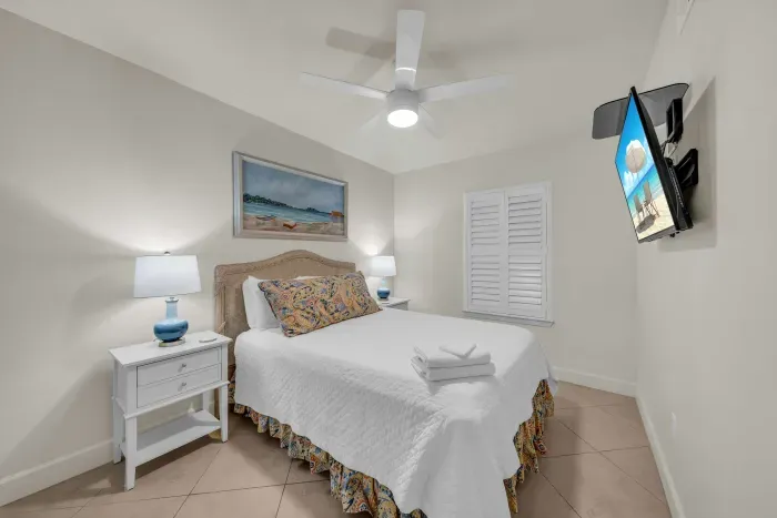 Guest bedroom with Queen bed