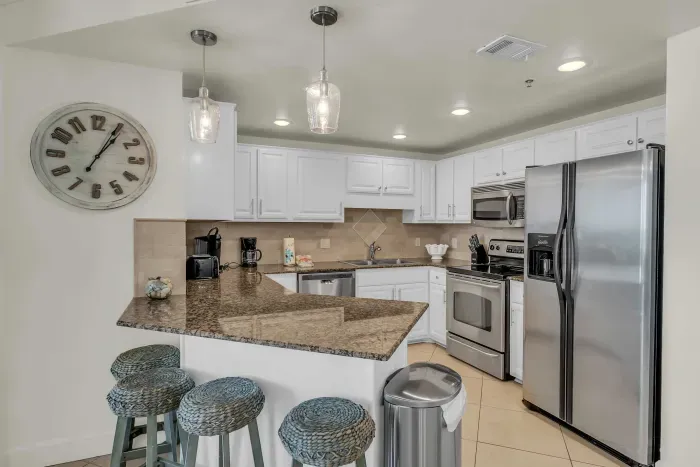 Breakfast bar with seating for 4 