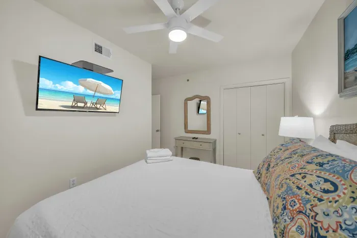 Guest bedroom with Queen bed