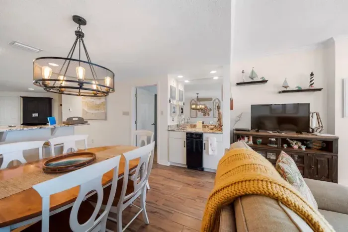 Dining area between living room and kitchen