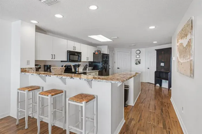 Breakfast bar with seating for 3