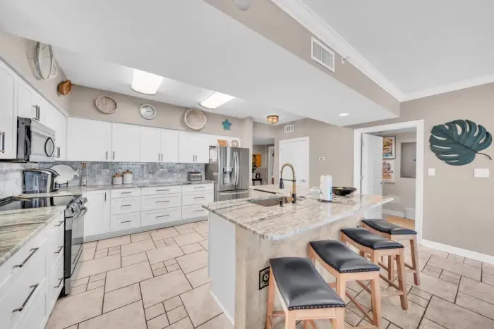 Kitchen with breakfast bar