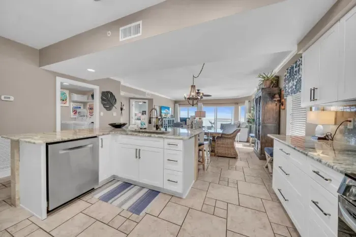 Kitchen with breakfast bar