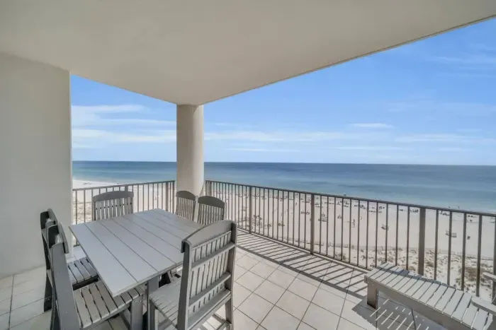 Balcony dining with seating for 6