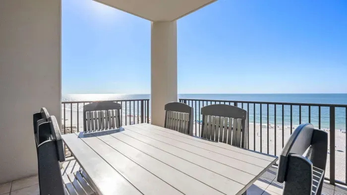 Balcony dining with seating for 6