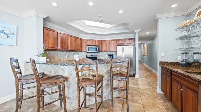 Breakfast bar with seating for 4