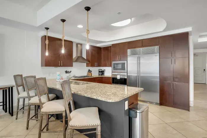 Breakfast bar with additional seating for 4 