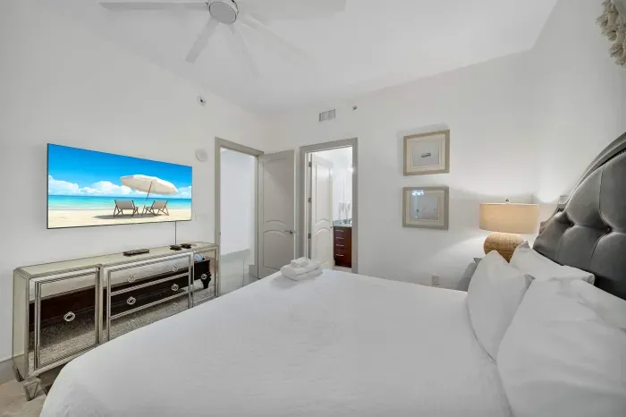 Guest bedroom with ensuite bathroom