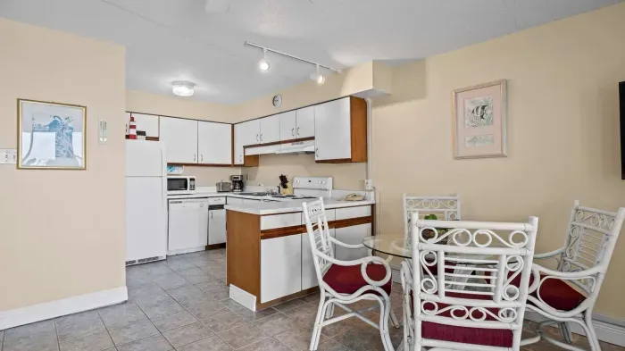 Dining area off kitchen
